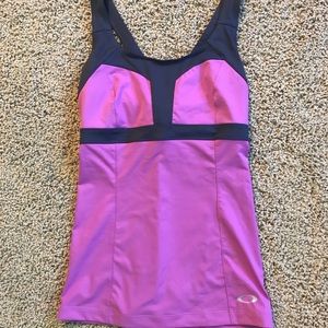 NWOT Oakley workout top, size M.